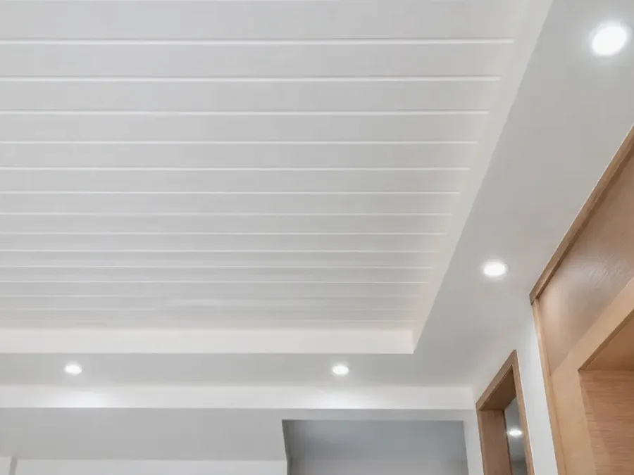 Cielo falso en PVC con detalle perimetral de tabla yeso en interior moderno